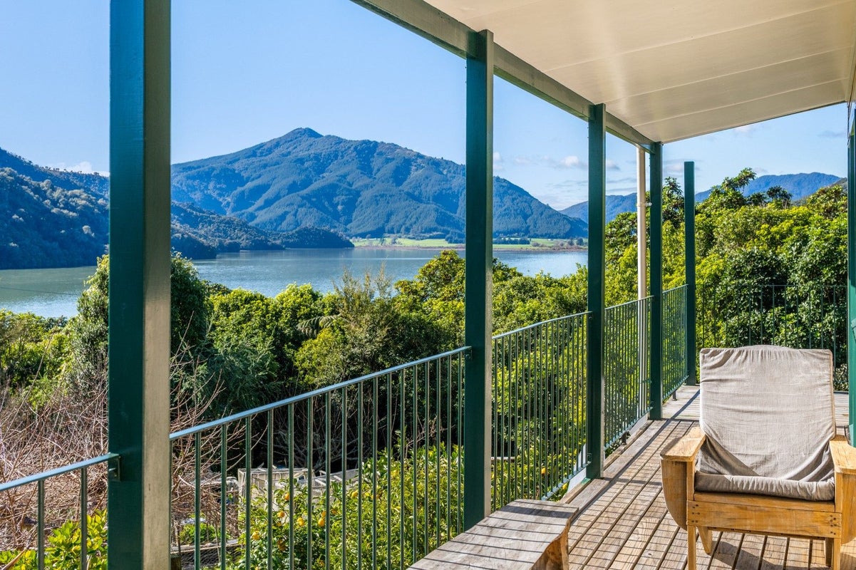 826 Queen Charlotte Drive, Havelock, Picton - Carousel 2
