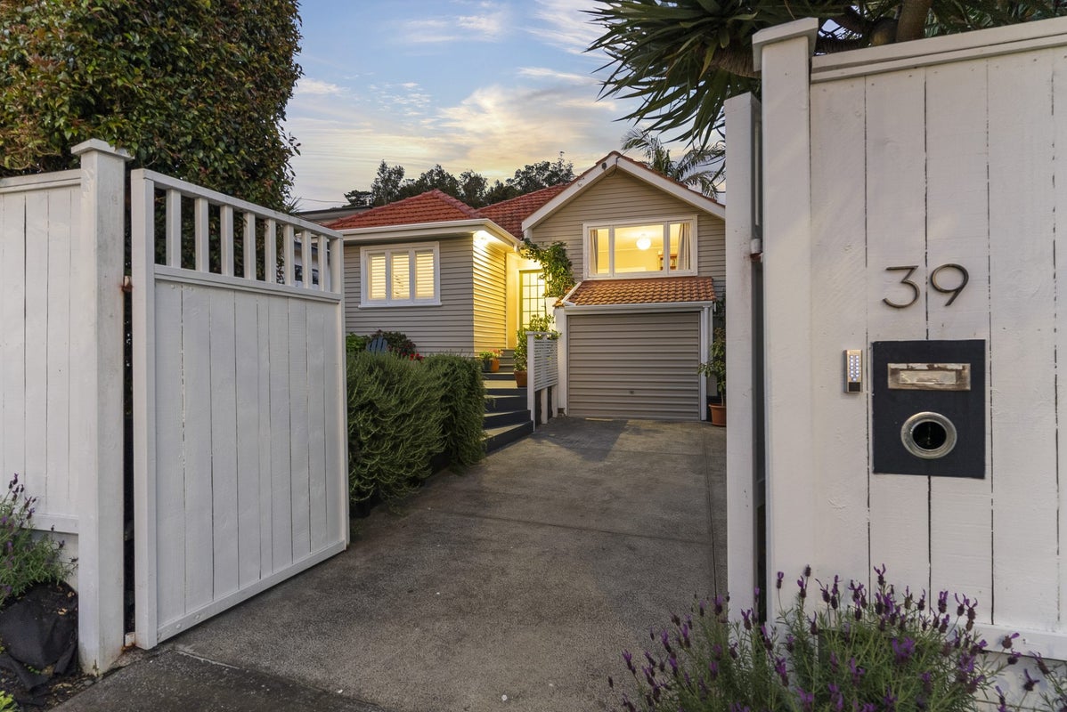 2/39 Hillcrest Ave, Hillcrest, North Shore City - Carousel 1