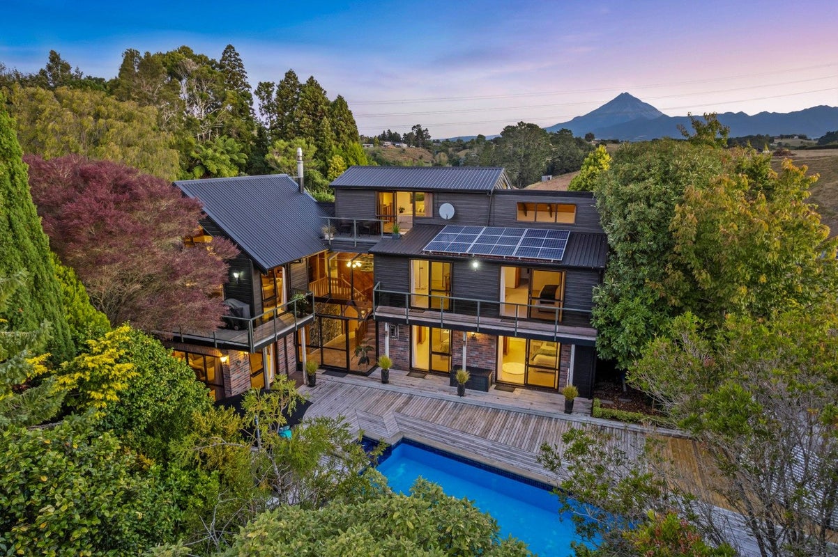 12 Ridgewood Drive, Ridgewood, New Plymouth - Carousel 1