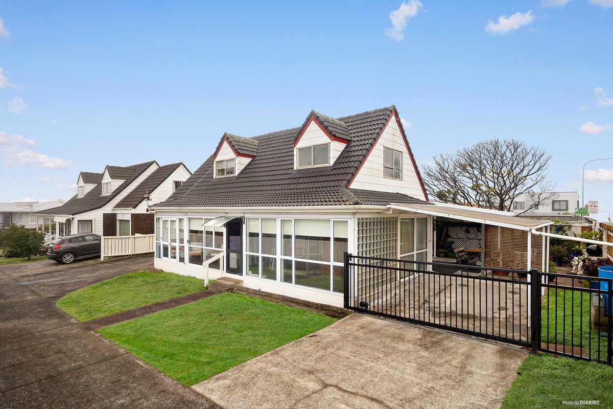 1/216 Edmonton Road, Te Atatu South, Waitakere City, Auckland - Carousel 1