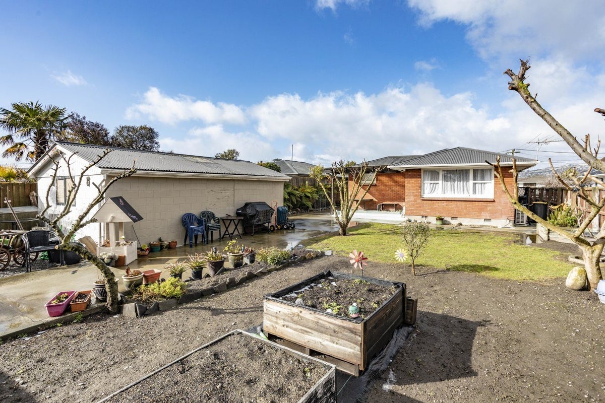 90 Frensham Crescent, Woolston, Christchurch - Carousel 1