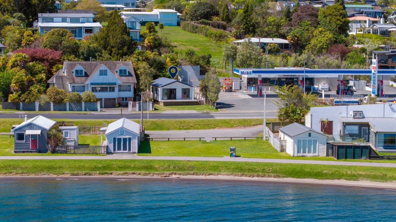 1/202 Lake Terrace, Waipahihi, Taupo - Carousel 1