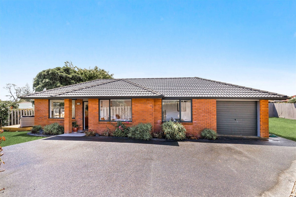 15A Rixon Place, Te Atatu Peninsula, Auckland - Carousel 1