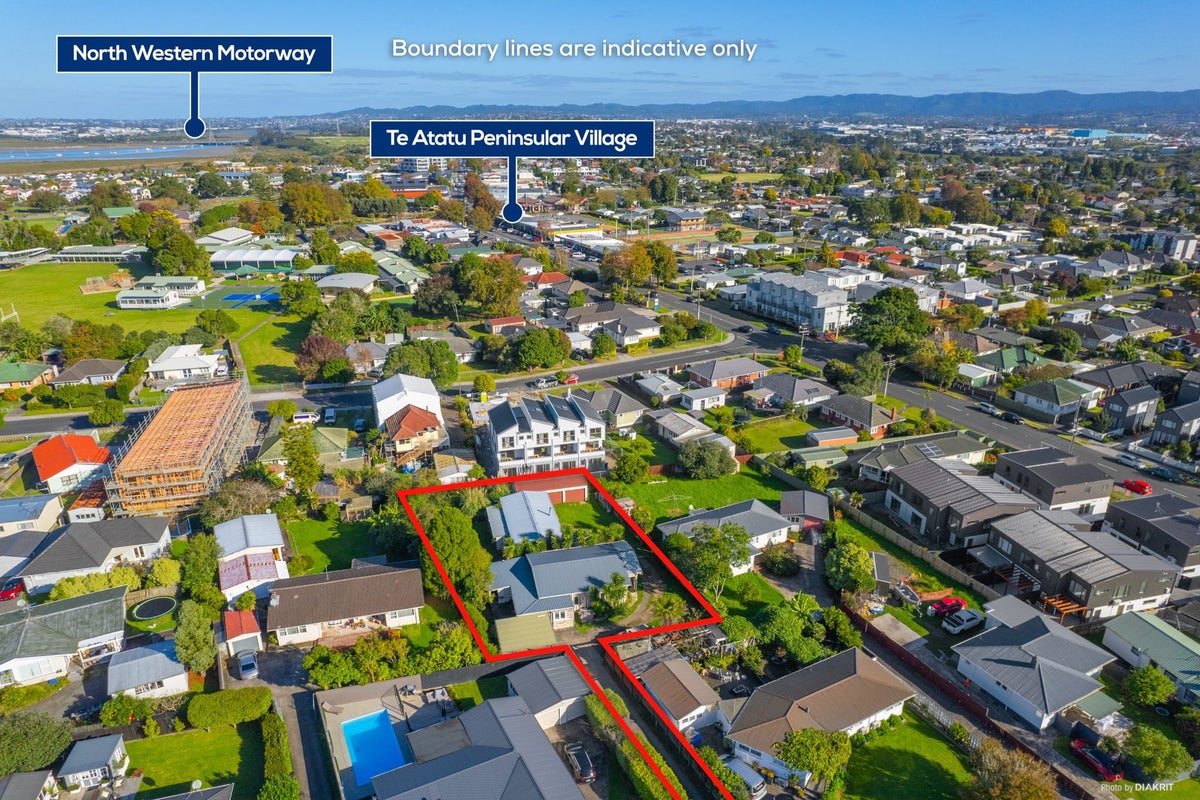 9 Clinton Avenue, Te Atatu Peninsula, Auckland - Carousel 1