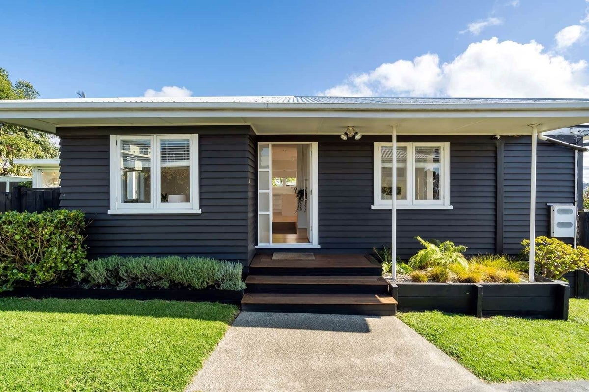 1/4 Spencer Road, Pinehill, Auckland - Carousel 1