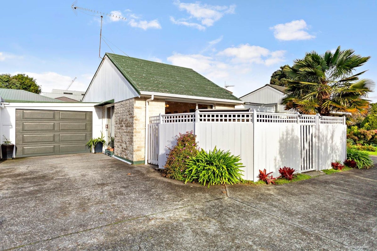 2/11 Thornton Road, Milford, Auckland - Carousel 1