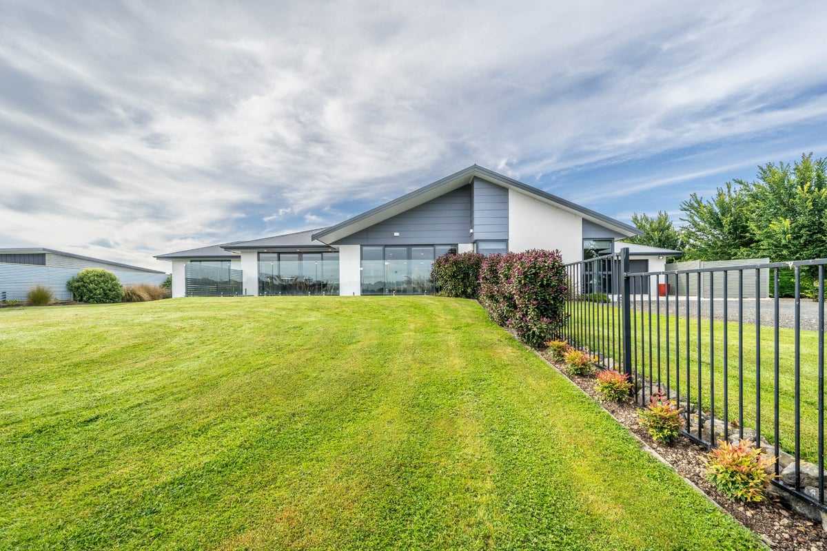 7 Majestic Chance, Seaward Bush, Invercargill - Carousel 1