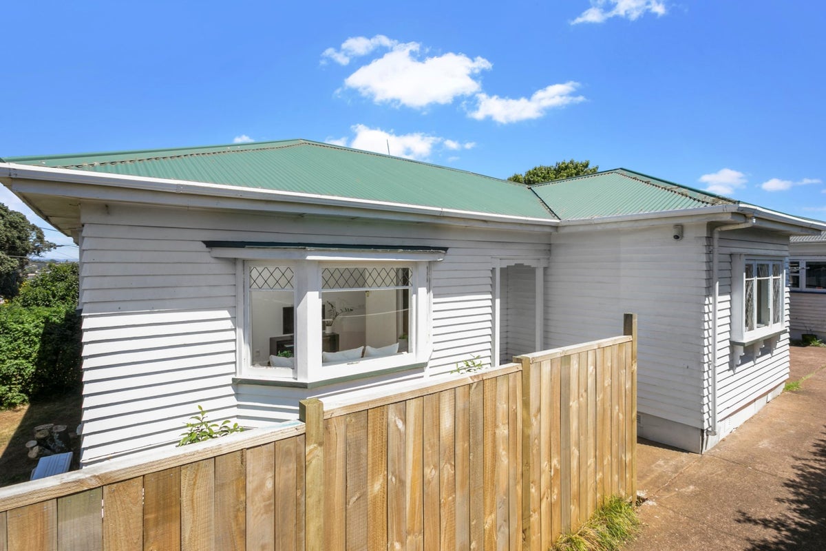 8A Warren Avenue, Three Kings, Auckland - Carousel 2