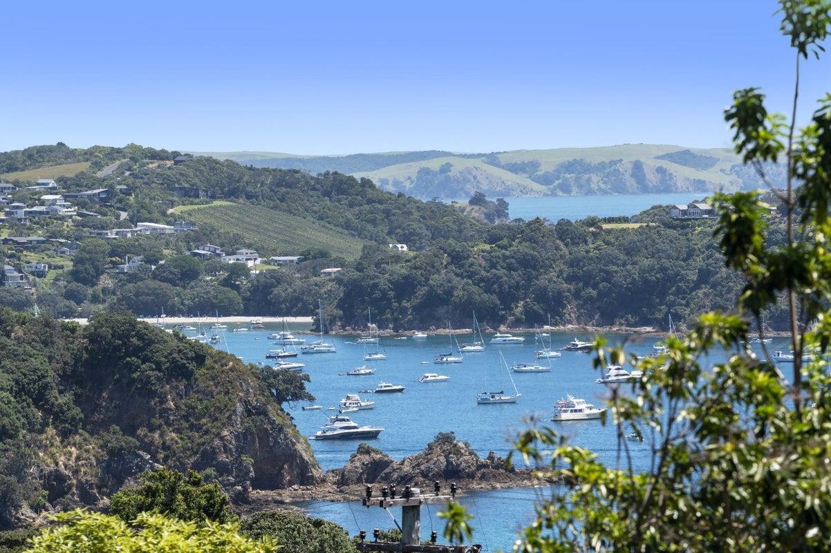 52 Karaka Road, Oneroa, Waiheke Island - Carousel 1