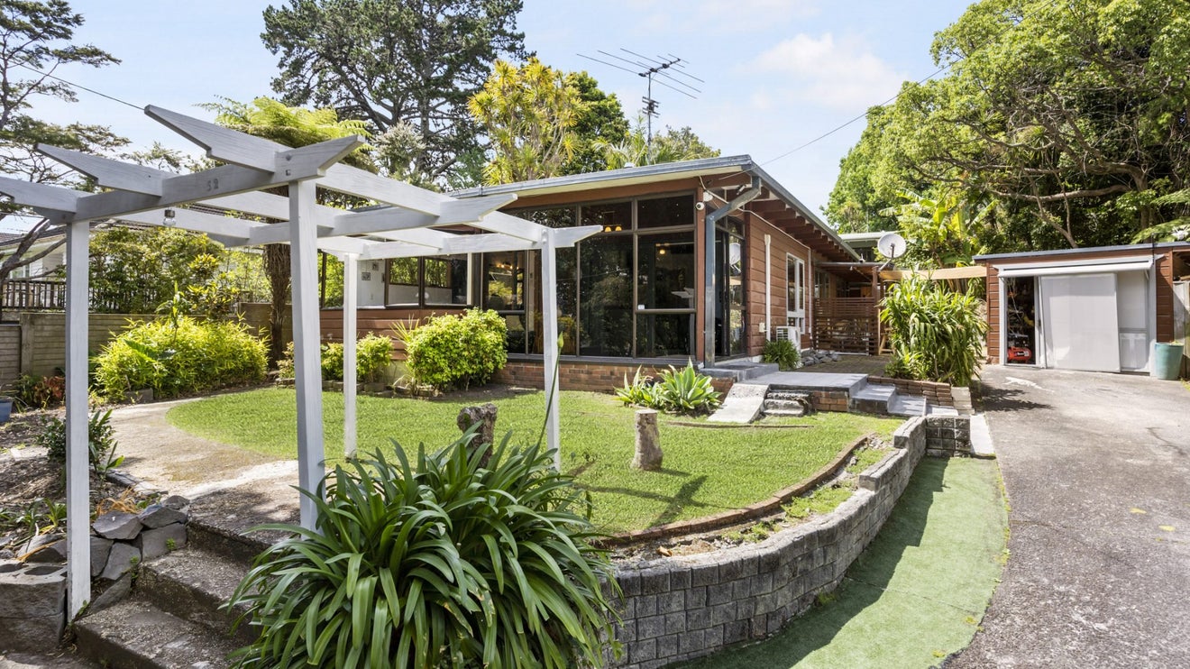 52 Cliff View Drive, Green Bay, Auckland - Carousel 1