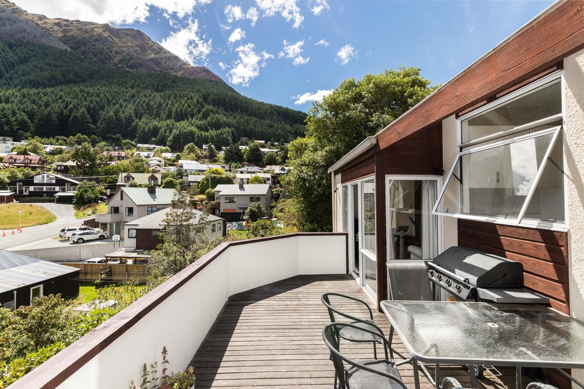 8 MacKinnon Terrace, Sunshine Bay, Queenstown - Carousel 1