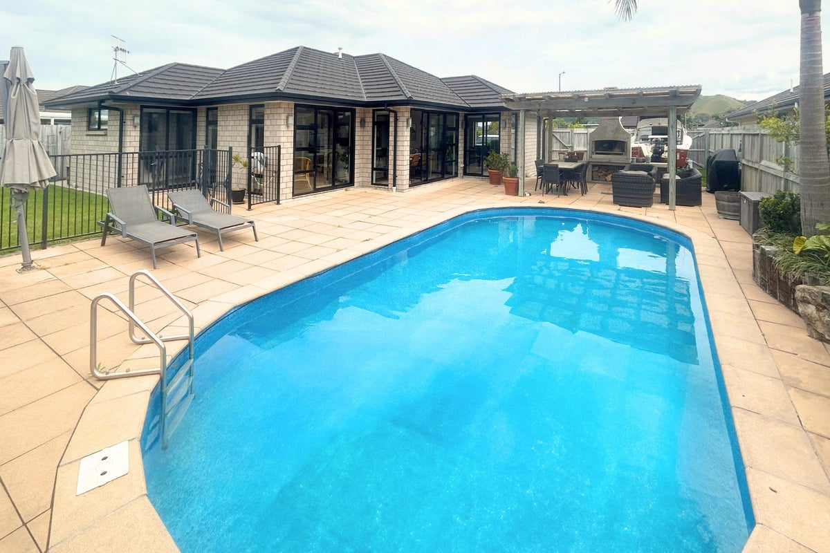 15 Rainey Crescent, Papamoa Beach, Papamoa - Carousel 1