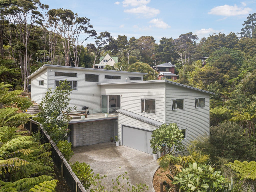 31A Woodfern Crescent, Titirangi, Auckland - Carousel 1