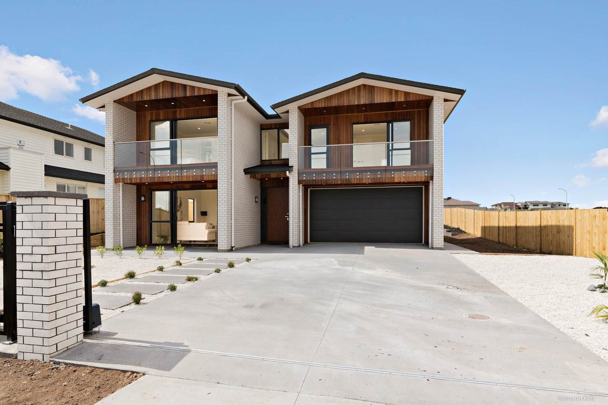 8 Keshvara Road, Beachlands, Auckland - Carousel 1