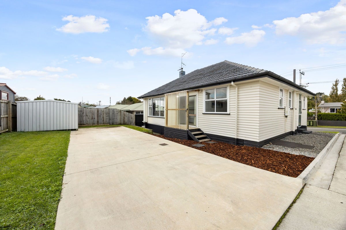 1/10 Pine Avenue, Bader, Hamilton - Carousel 1