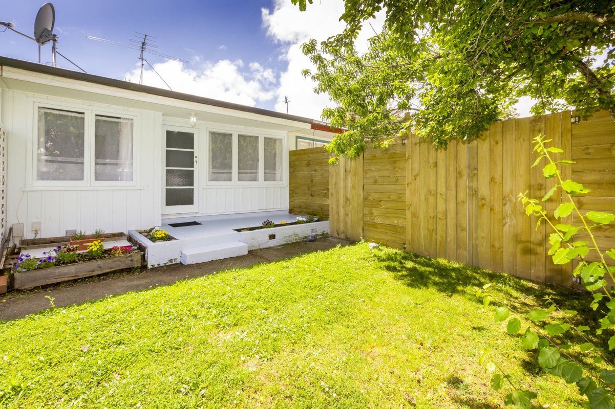 2/4 Granville Street, Silverstream, Upper Hutt - Carousel 2