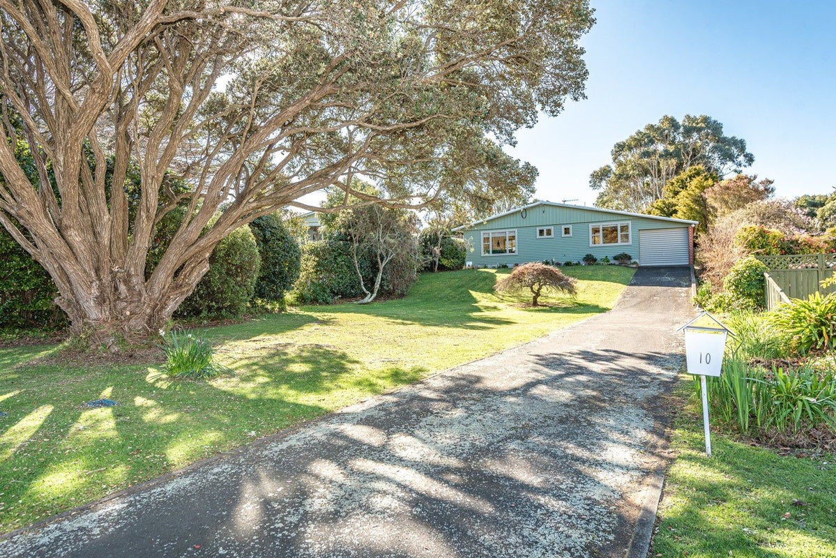 10 Eaton Crescent, Otamatea, Whanganui - Carousel 1