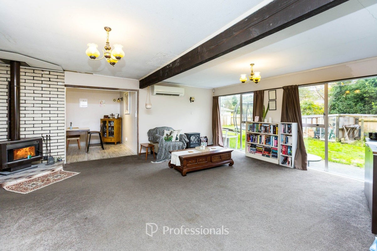 8 Longfellow Street, Trentham, Upper Hutt - Carousel 2