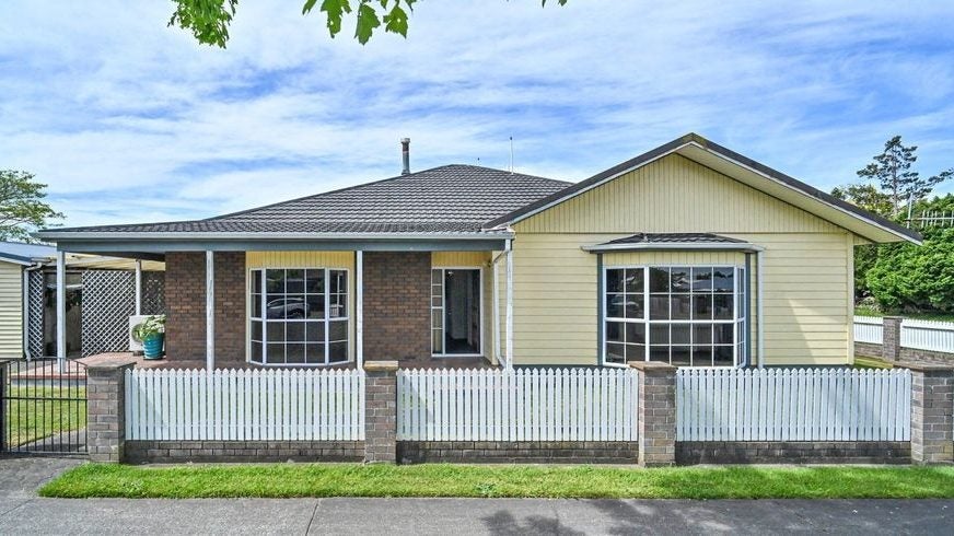 910 Collinge Road, Mayfair, Hastings - Carousel 1