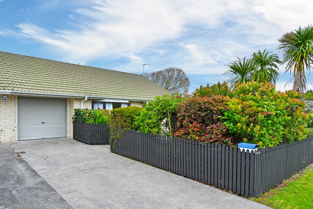 2/26 Walter Strevens Drive, Conifer Grove, Takanini - Carousel 11