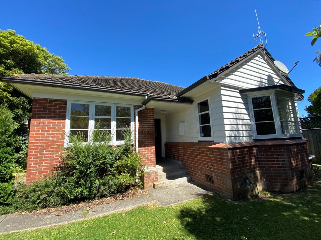 49 Savage Crescent, West End, Palmerston North - Carousel 1
