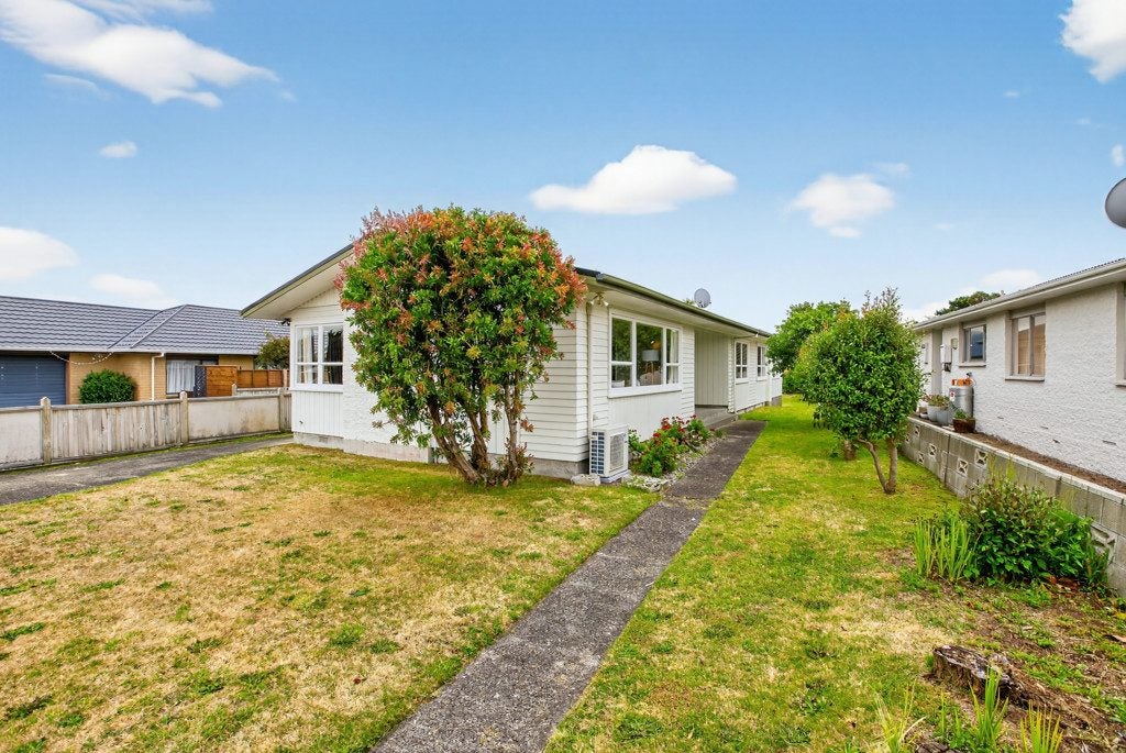75 Gray Avenue, Paraparaumu Beach, Paraparaumu - Carousel 1