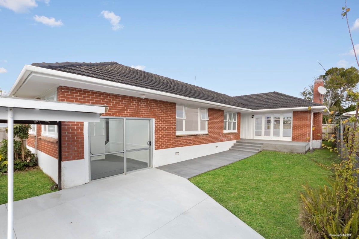 10 Albert Road, Kelston, Auckland - Carousel 2