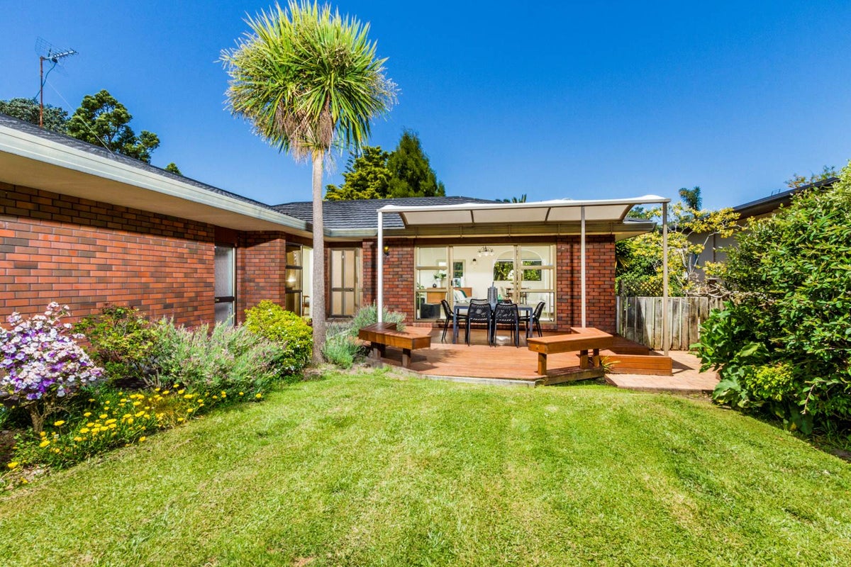 2/2 Westbourne Road, Murrays Bay, Auckland - Carousel 1