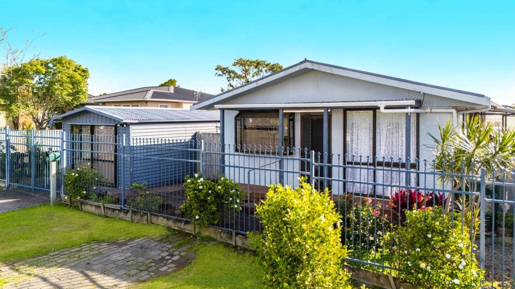 1B Bamboo Grove, Kelston, Auckland - Carousel 1