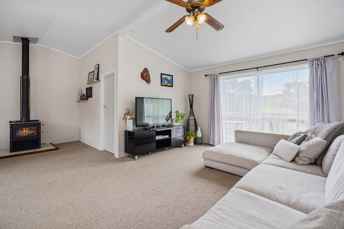 21 Clotworthy Crescent, Onerahi, Whangarei - Carousel 1