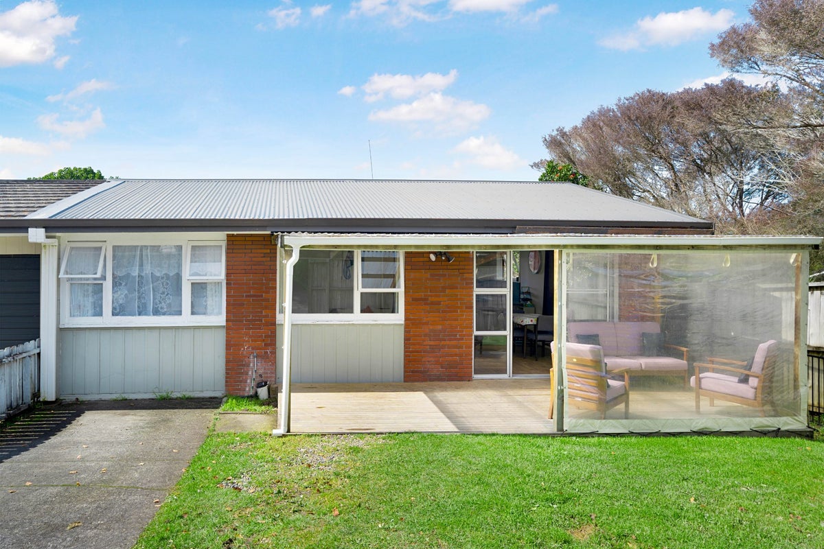 2/2 Kashmir Road, Glen Eden, Auckland - Carousel 1