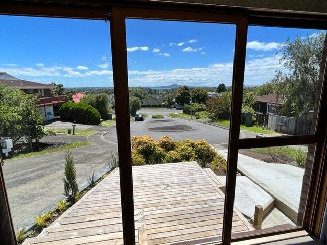 9 Tromie Place, Highland Park, Auckland - Carousel 1