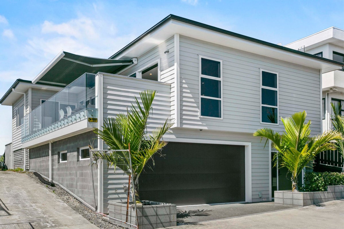 11 Bayly Road, Moturoa, New Plymouth - Carousel 1