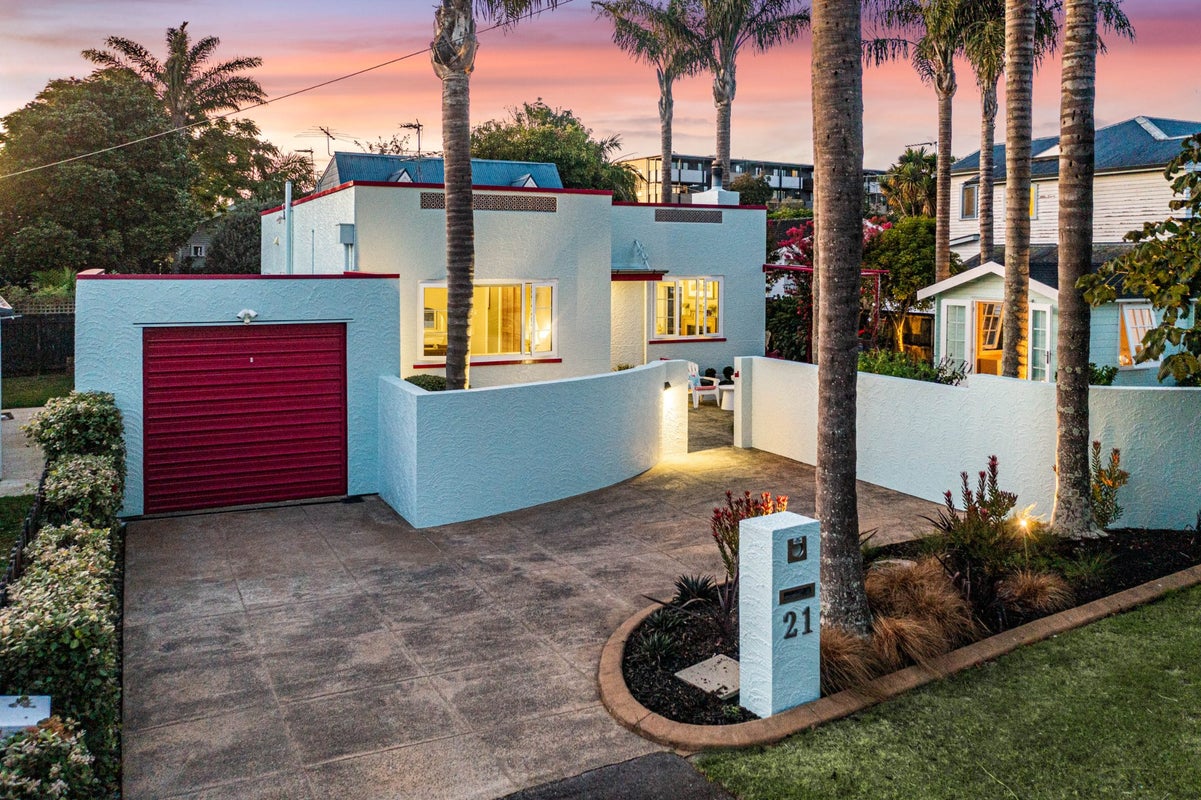 21 Queensway, Three Kings, Auckland - Carousel 1