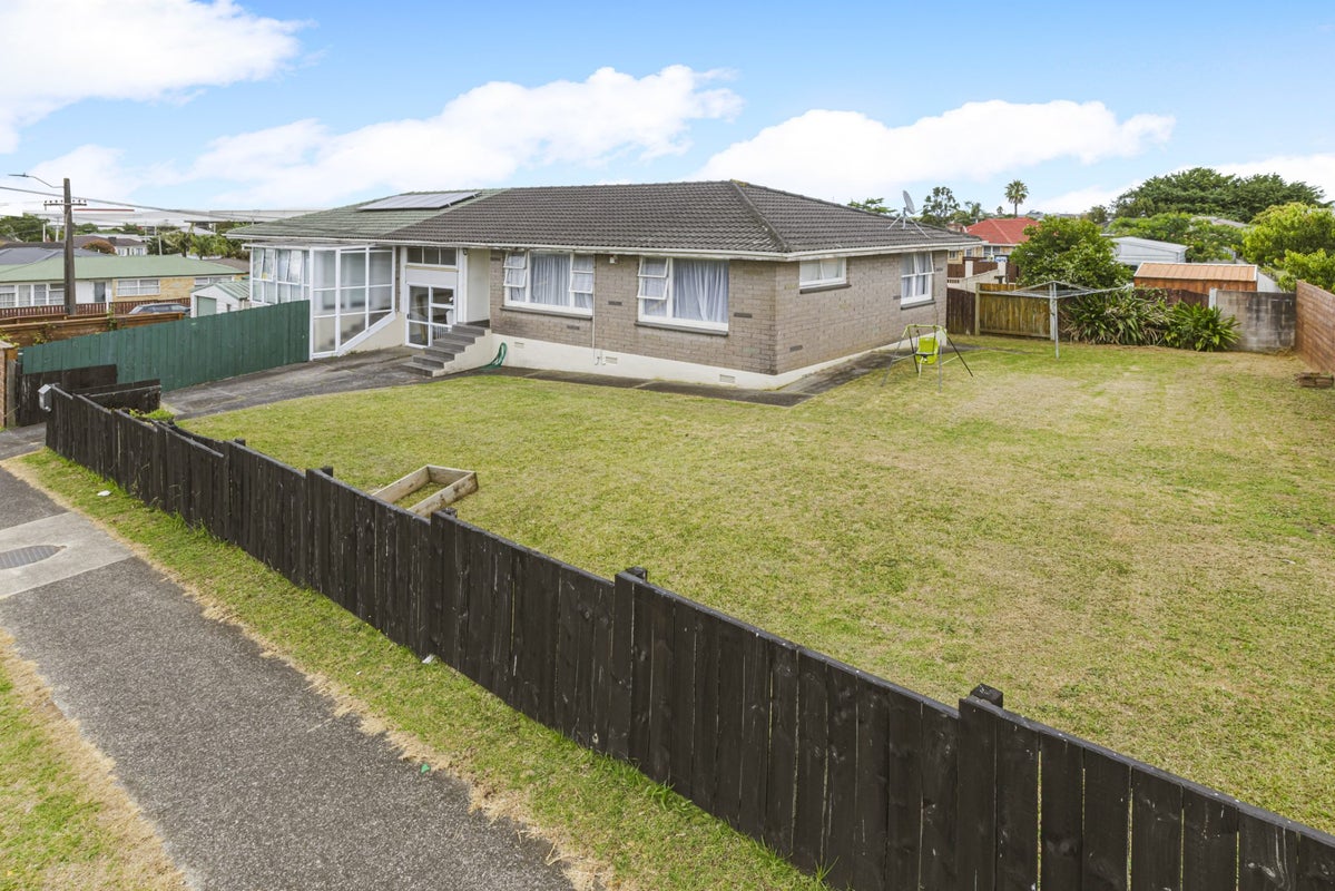 1/93 Kenderdine Road, Papatoetoe, Auckland - Carousel 1