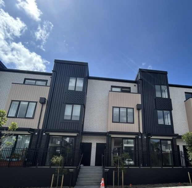 8/19 Windlass Street, Long Bay, Auckland - Carousel 1