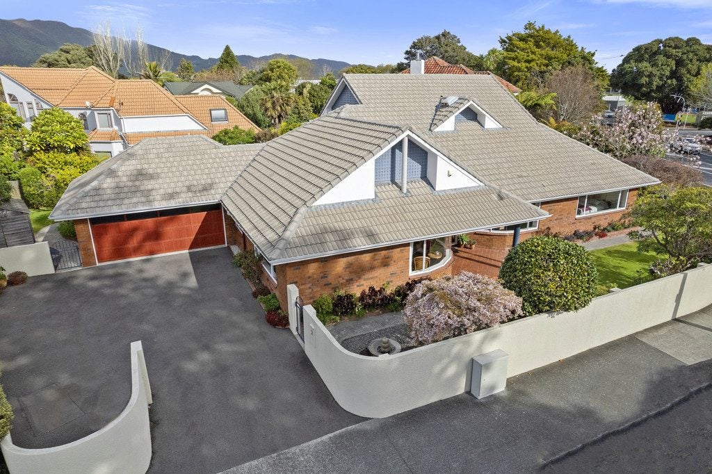 2 Bloomfield Terrace, Hutt Central, LOWER HUTT - Carousel 1