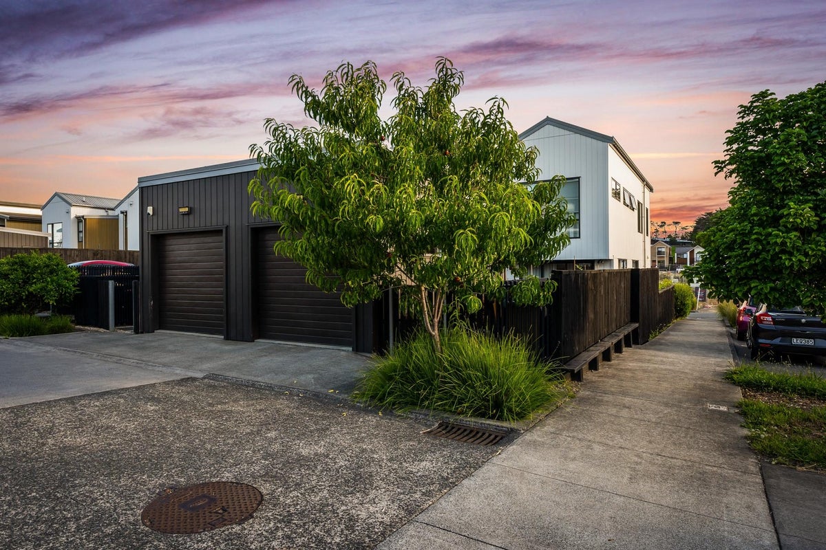 4 Kapia Road, Westgate, Auckland - Carousel 1