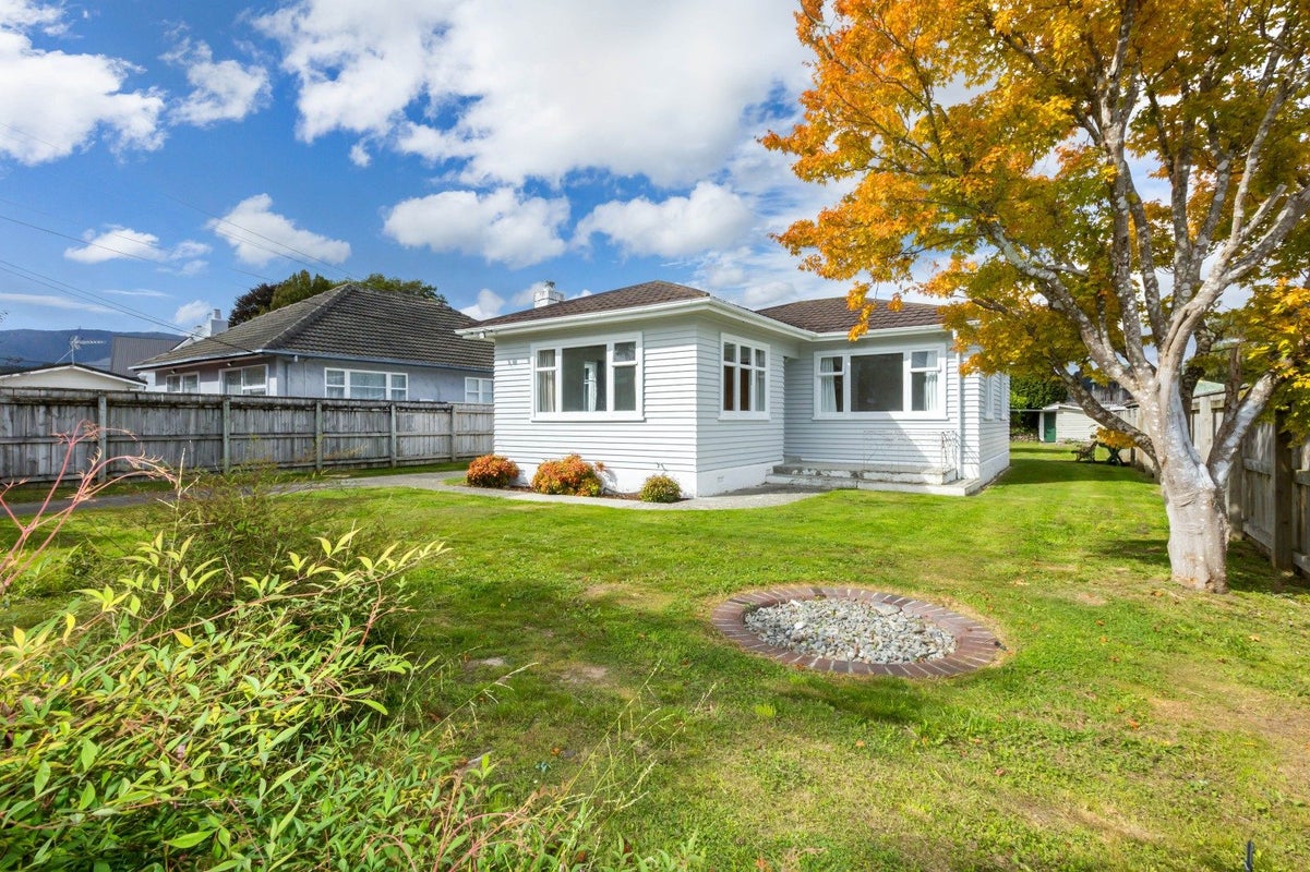15 Oxford Crescent, Ebdentown, Upper Hutt - Carousel 1