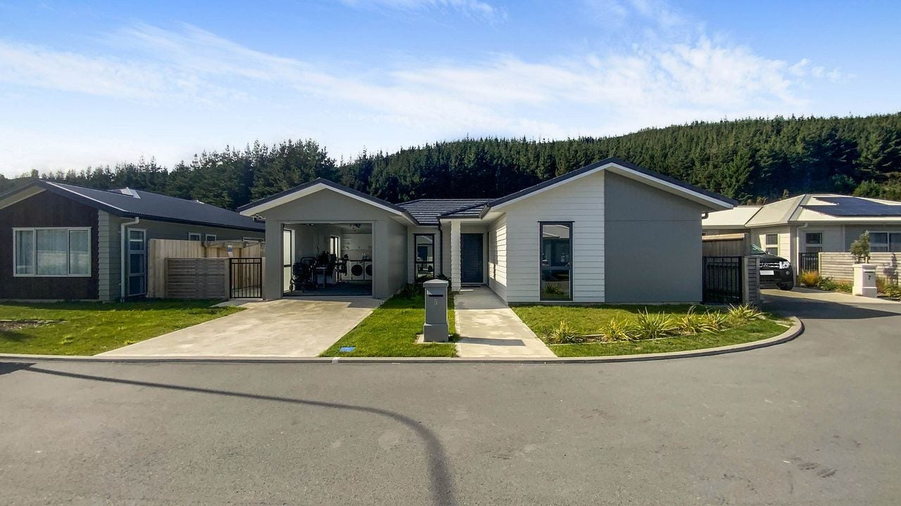 5 Peter Tapp Way, Wainuiomata, Lower Hutt - Carousel 1