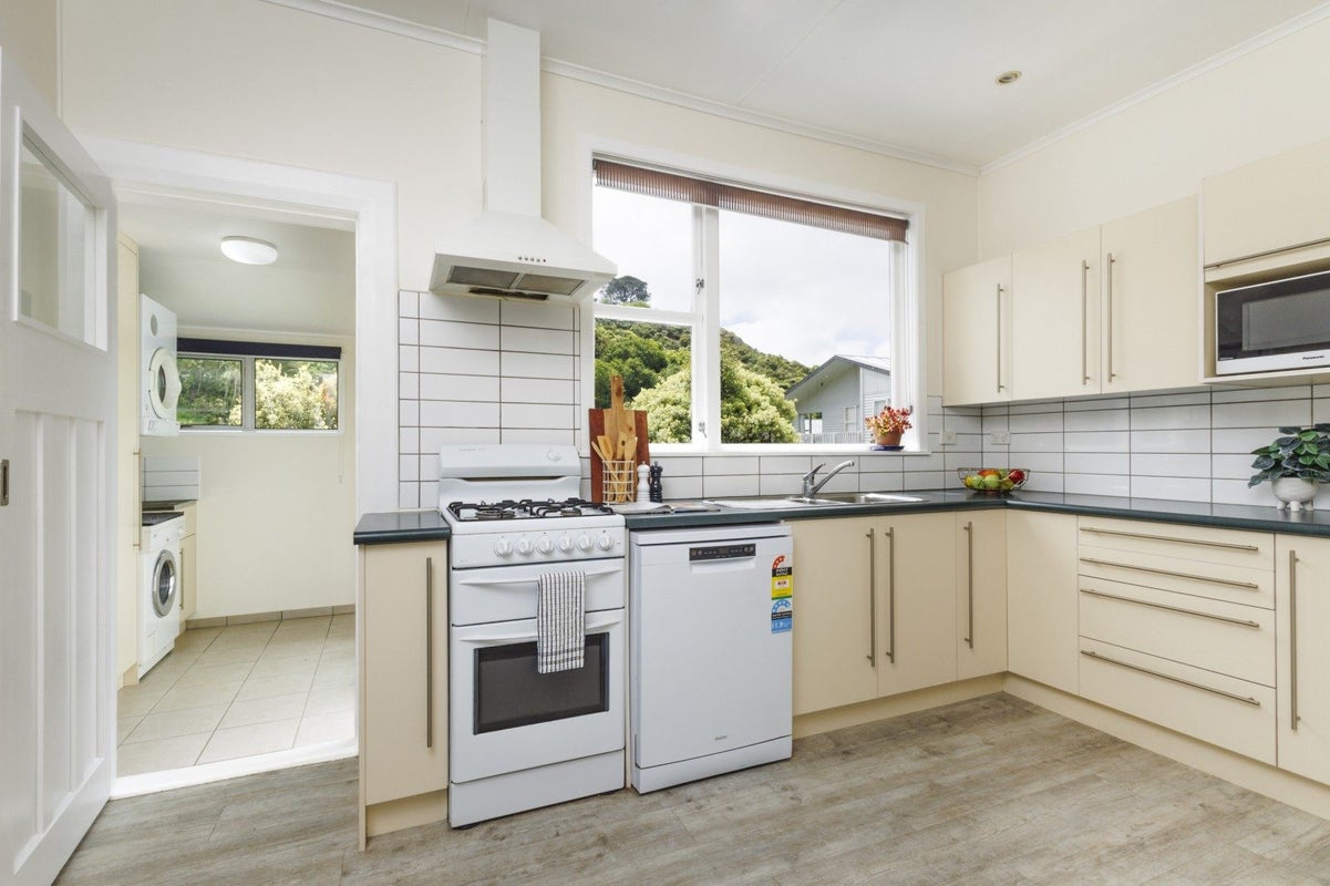 328 Karori Road, Karori, Wellington - Carousel 2