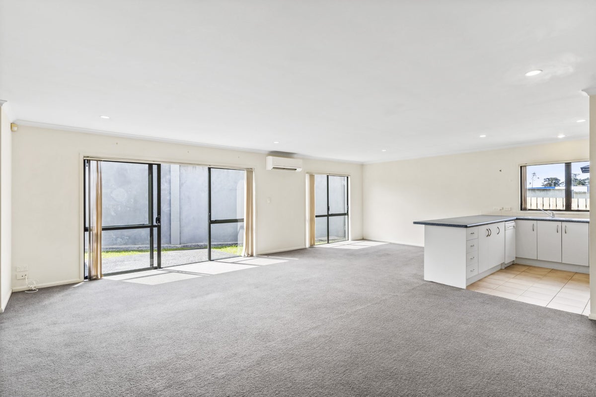 92 Bluebird Crescent, Unsworth Heights, Auckland - Carousel 2