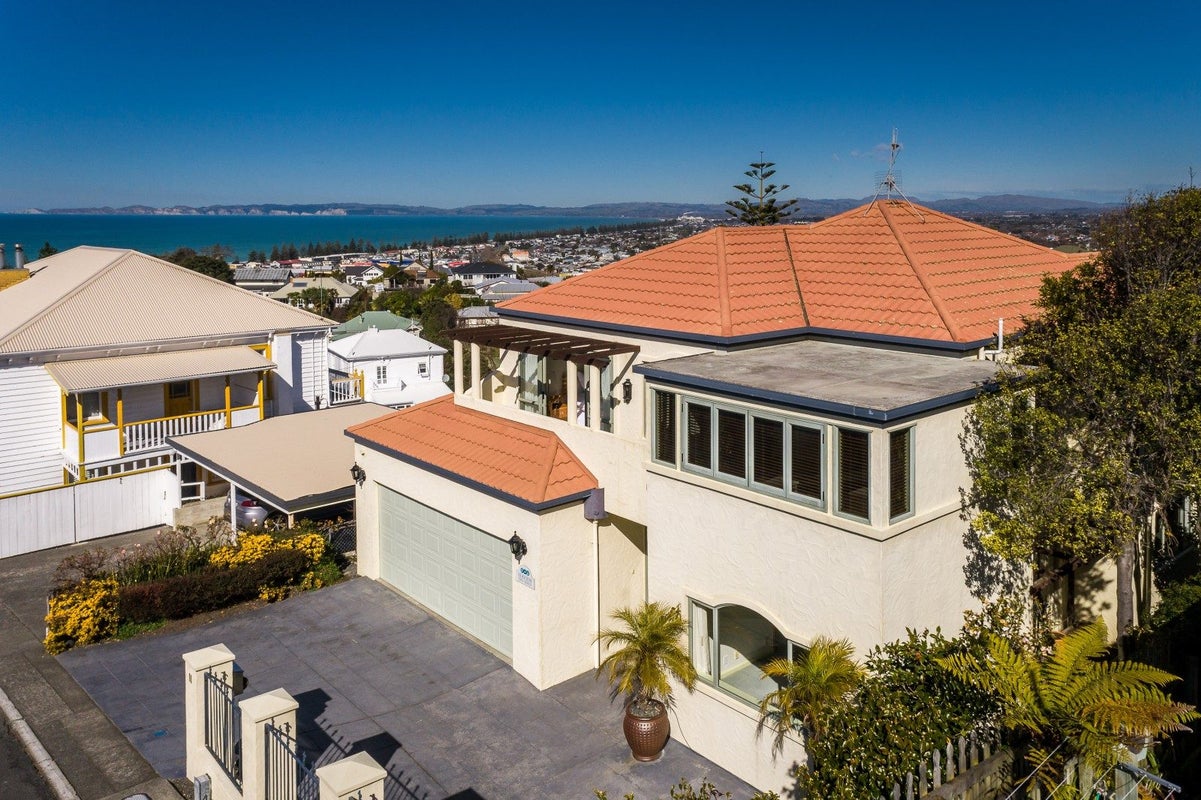11 Sealy Road, Bluff Hill, Napier - Carousel 1