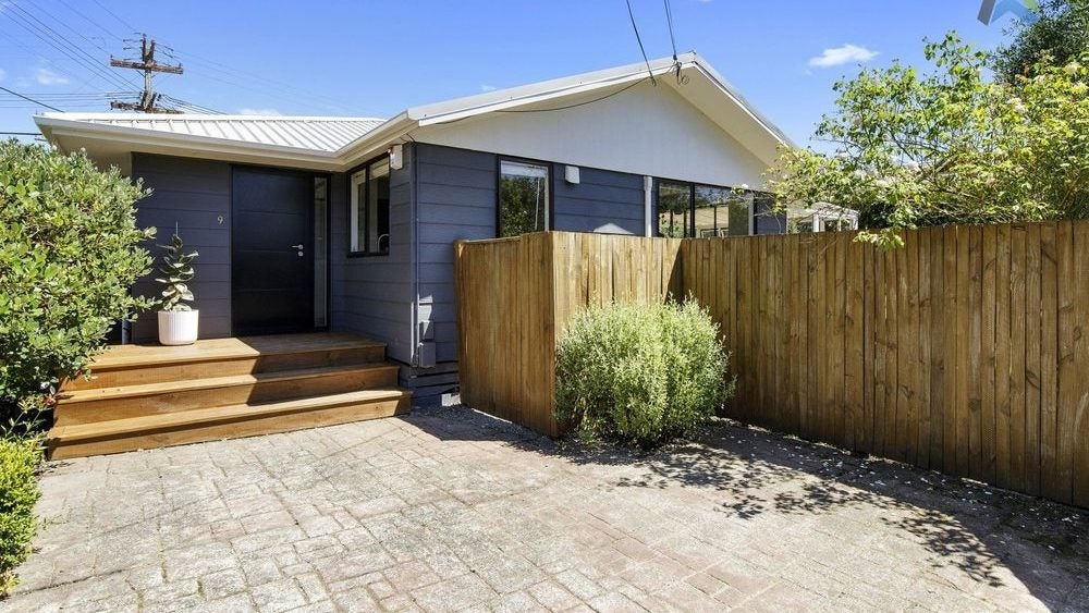 9 Field Street, Silverstream, Upper Hutt - Carousel 1