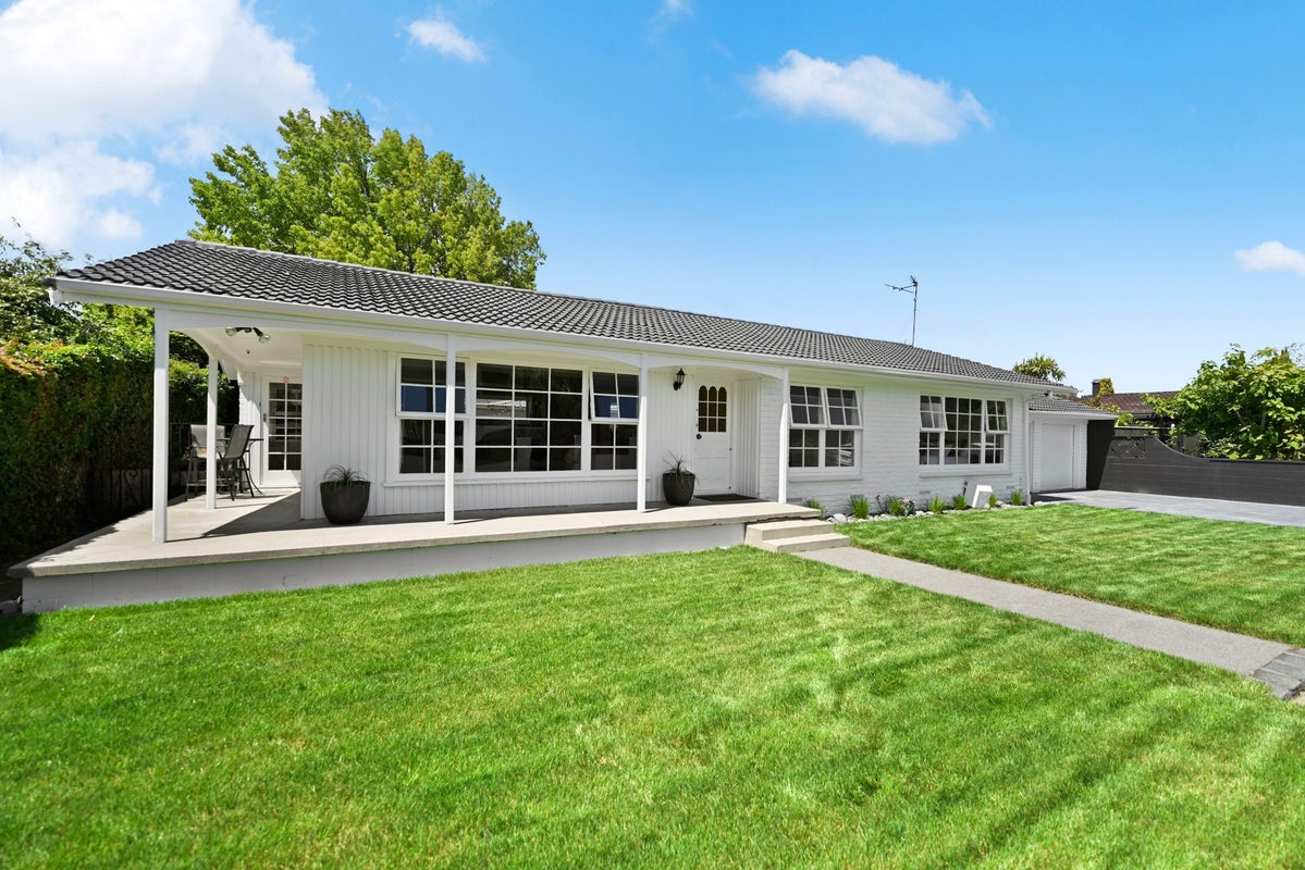 5 Grassy Downs Place, St Andrews, Hamilton - Carousel 1