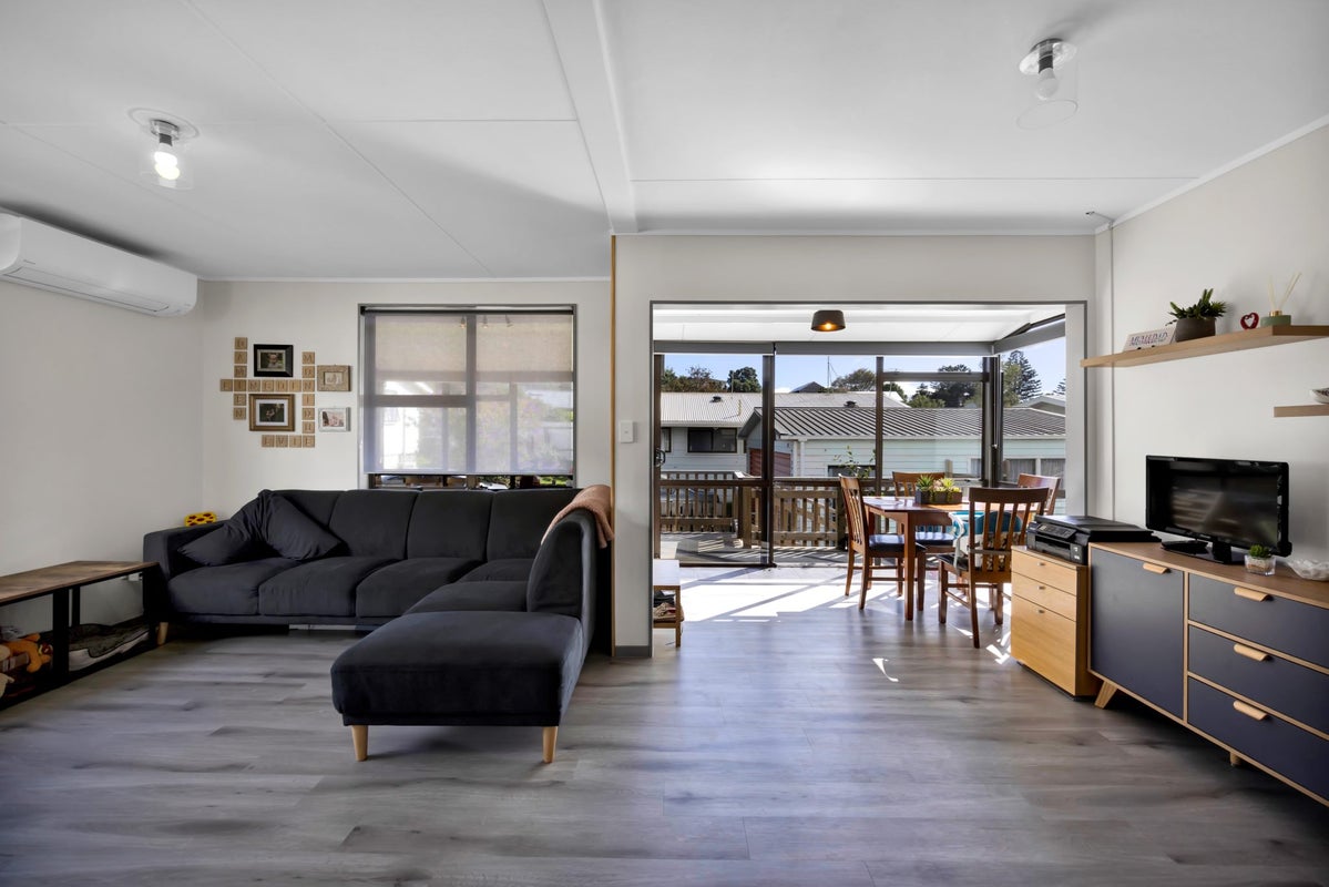 6A Brixham Place, Merrilands, New Plymouth - Carousel 2