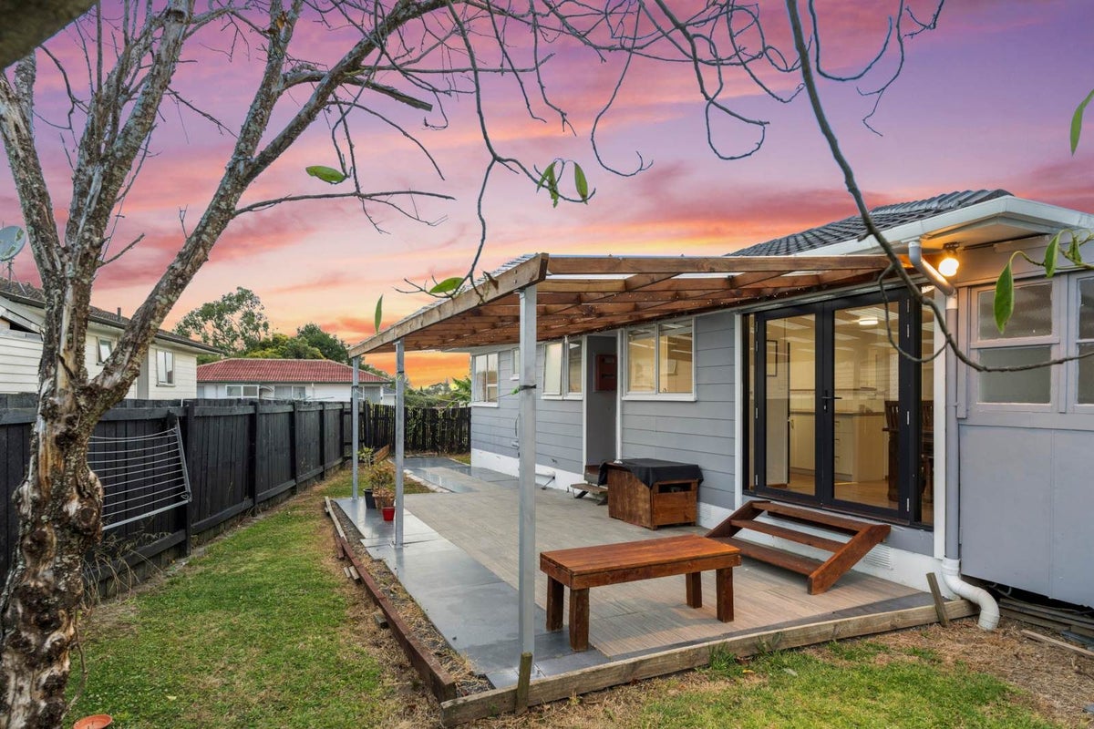 2/18 Komako Place, Papatoetoe, Auckland - Carousel 1