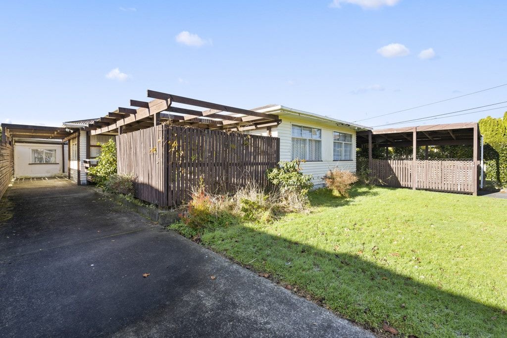 42 Routley Crescent, Elderslea, Upper Hutt - Carousel 1