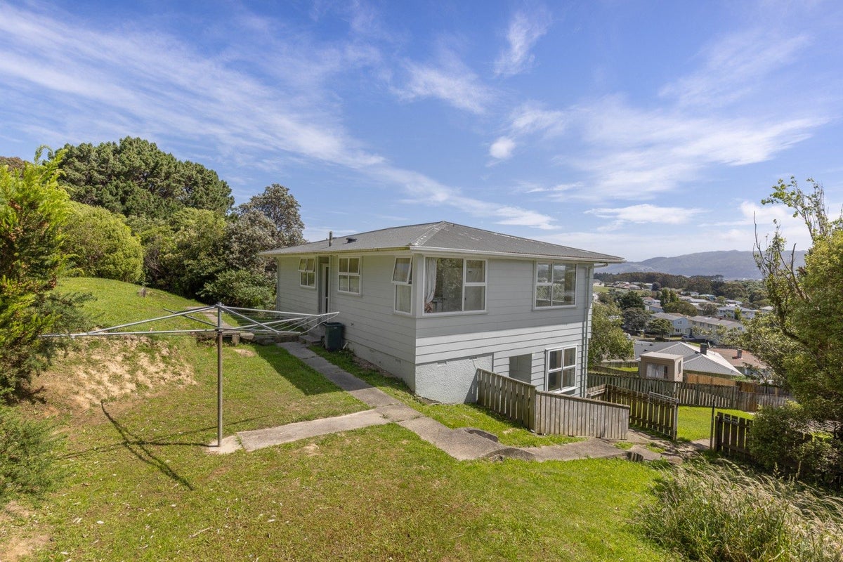 8 Penguin Grove, Waitangirua, Porirua - Carousel 2