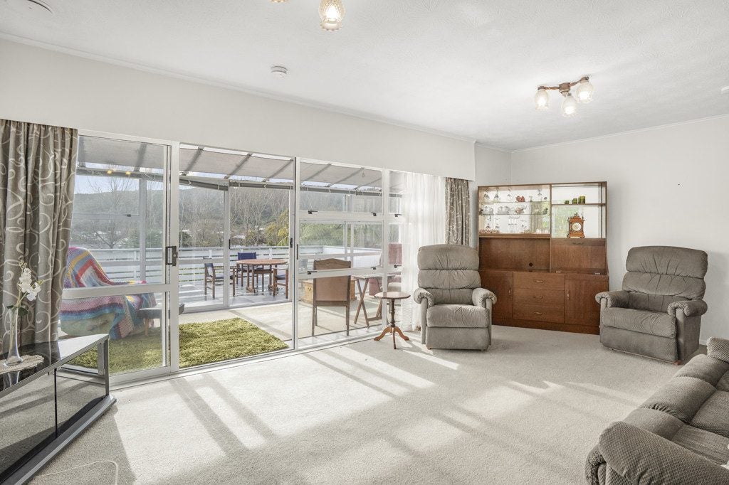 216A Waddington Drive, Naenae, Lower Hutt - Carousel 1